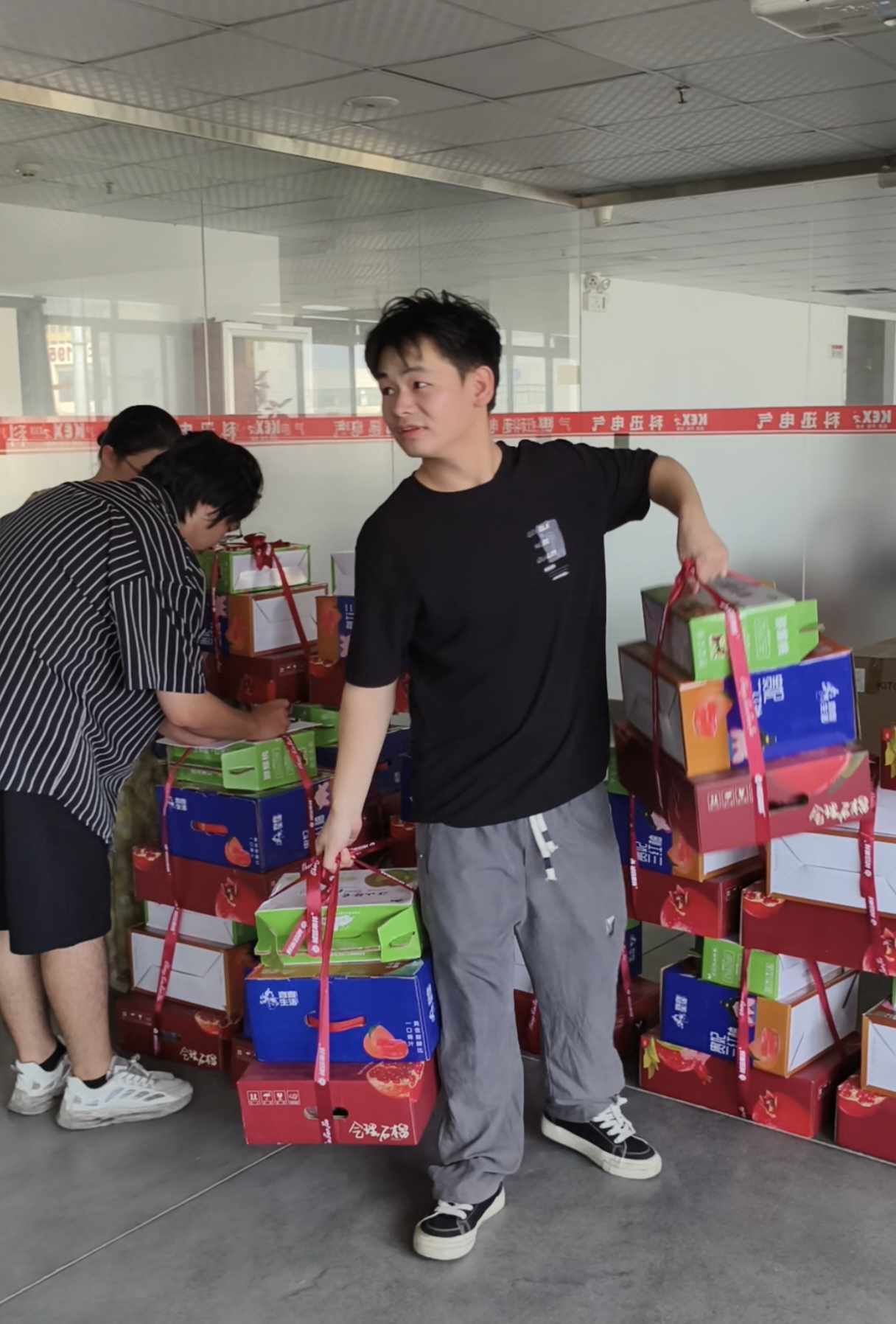 З нагоди Свята середини осені Kexun Electric підготувала вишукані подарункові коробки для кожного співробітника.